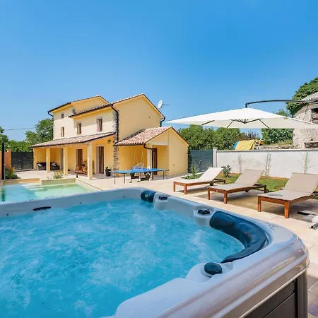 بيت للعطل Lovely In With Jacuzzi Svetvinčenat
