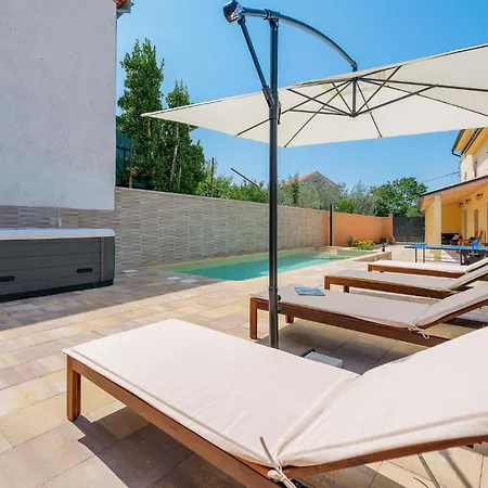 Lovely In With Jacuzzi Svetvincenat