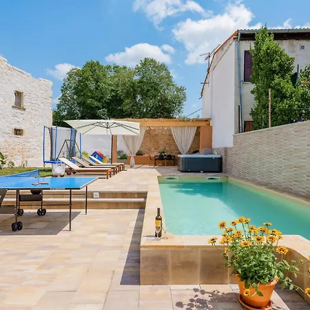 Lovely In With Jacuzzi Holiday home *