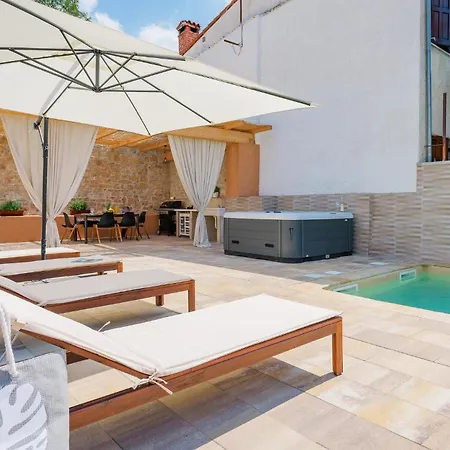 Lovely In With Jacuzzi Holiday home
